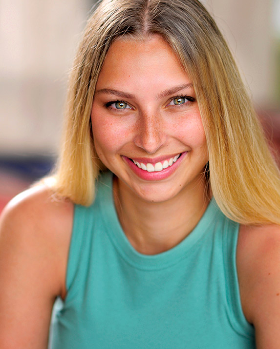 Lauren Aiello's secondary headshot